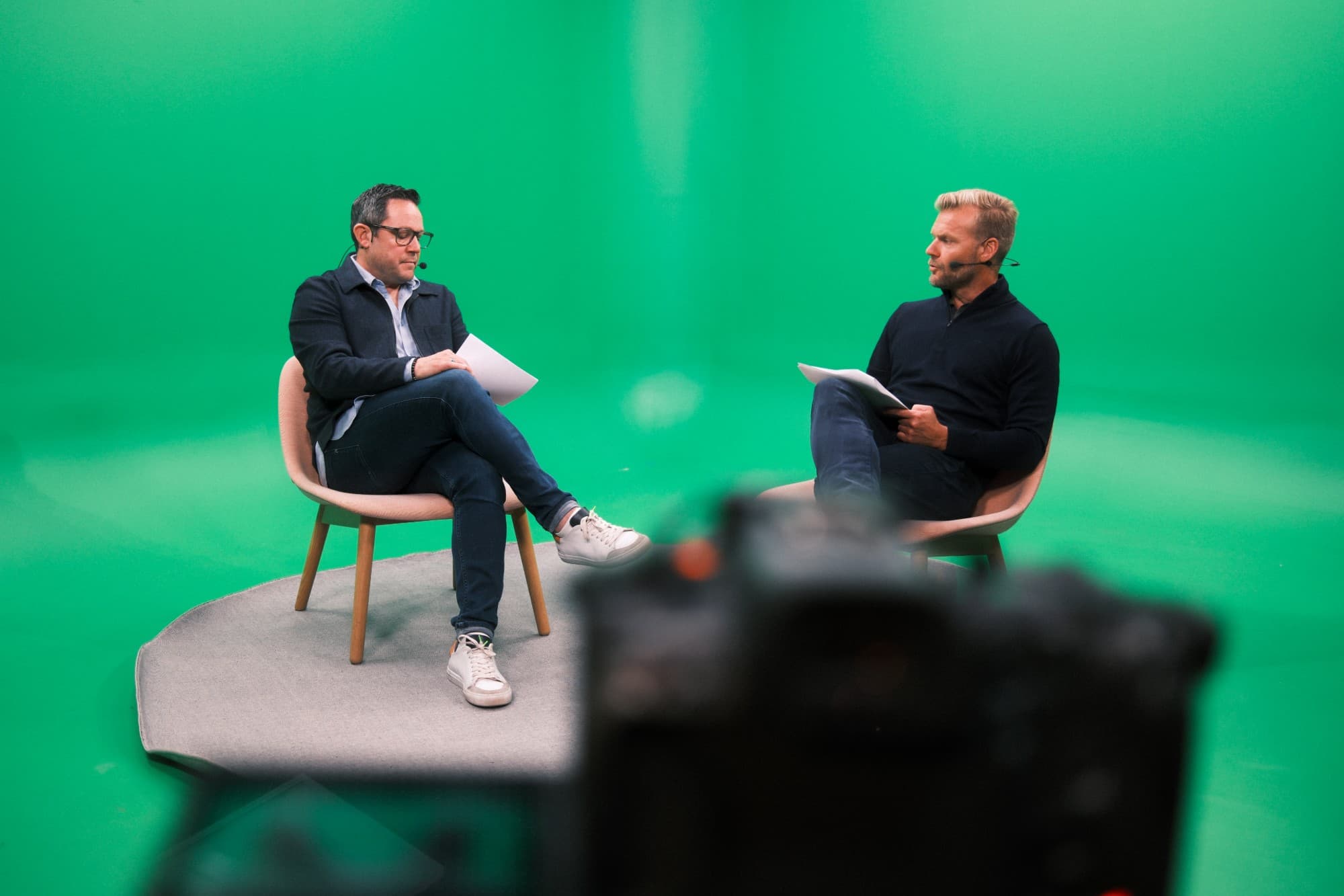 Peter Henriksson och Johan Arneng i samtal i studion.